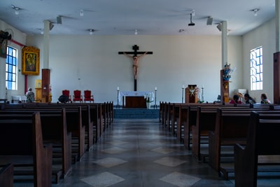 教堂内褐色木椅
